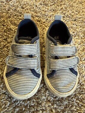 H&M Toddler Canvas Blue & White Velcro Sneaker (Size 23/US 6.5)